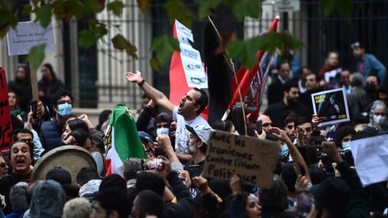 Manifestation en soutien aux manifestants iraniens à Paris, le 25 septembre 2022. (Photo CHRISTOPHE ARCHAMBAULT/AFP via Getty Images)