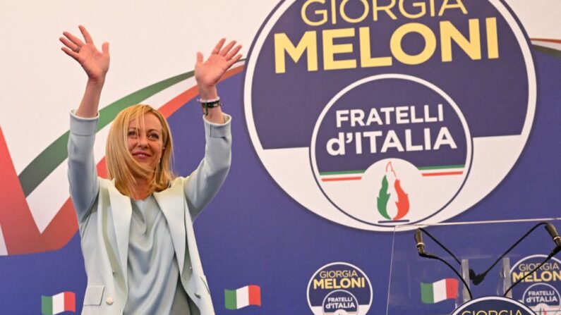 
La dirigeante du parti italien "Fratelli d'Italia" (Frères d'Italie), Giorgia Meloni, salue le public après avoir prononcé un discours dans la nuit du 26 septembre 2022 à Rome. La dirigeante a remporté une large victoire lors des élections italiennes.(ANDREAS SOLARO/AFP via Getty Images)