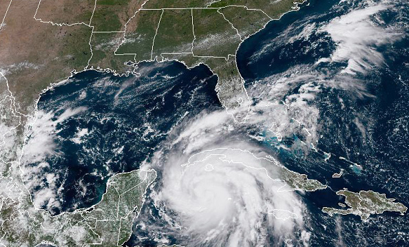 Cette image montre l'ouragan Ian alors qu'il se déplace vers l'ouest de Cuba le 26 septembre 2022 dans la mer des Caraïbes. Photo par NOAA via Getty Images.