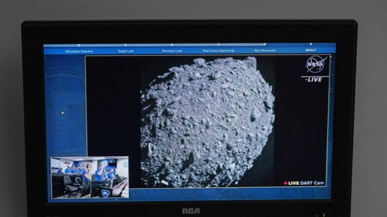 Un téléviseur du Centre spatial Kennedy de la NASA à Cap Canaveral, en Floride, capte les dernières images de l'essai de réorientation de l'astéroïde double (DART) juste avant qu'il ne percute l'astéroïde Dimorphos le 26 septembre 2022. (Photo by JIM WATSON/AFP via Getty Images)