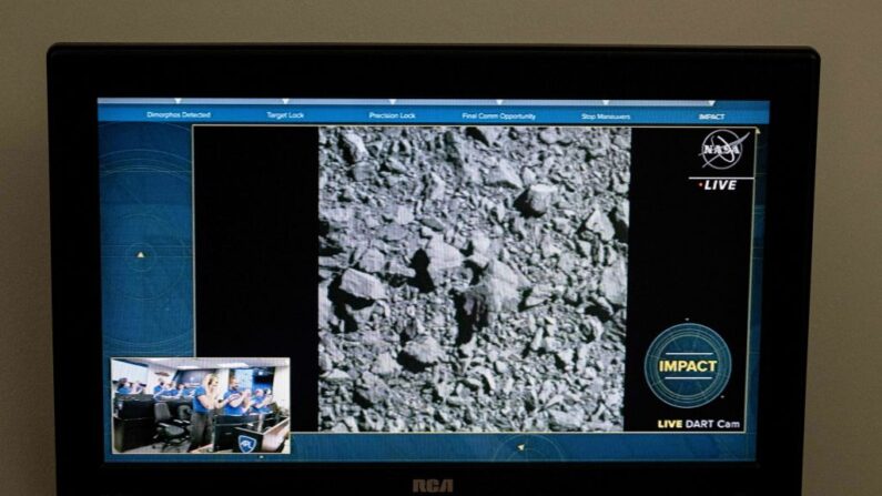 Un téléviseur du Centre spatial Kennedy de la NASA à Cap Canaveral, en Floride, capte les dernières images de l'essai de redirection de l'astéroïde double (DART) alors qu'il percute l'astéroïde Dimorphos le 26 septembre 2022. (Photo by JIM WATSON/AFP via Getty Images)