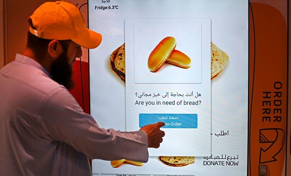A Dubaï, temple du luxe, des distributeurs de pain gratuit pour les plus pauvres