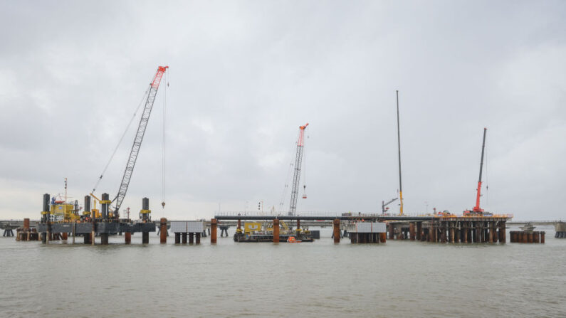 Le site de construction du terminal de gaz naturel liquéfié (GNL) d'Uniper à Jade Bight, à Wilhelmshaven, sur la côte de la mer du Nord, dans le nord-ouest de l'Allemagne, le 29 septembre 2022. (Photo de FOCKE STRANGMANN/AFP via Getty Images)