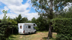 Un couple de septuagénaire vit dans son camping-car depuis plus de 2 ans, leur locataire refuse de quitter les lieux