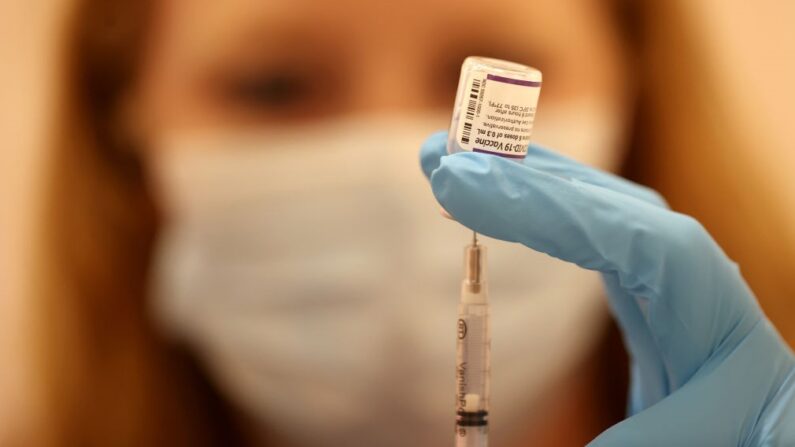 Pharmacienne préparant le vaccin de rappel Covid-19 Pfizer le 01 octobre 2021 à San Rafael, en Californie. (Justin Sullivan/Getty Images)