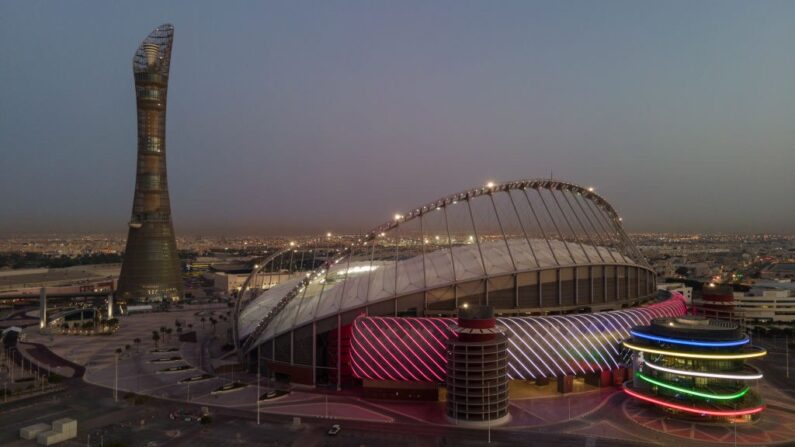 Une vue aérienne du stade Khalifa Stadium au lever du soleil le 22 juin 2022 à Doha, au Qatar. Le stade Khalifa Stadium est un lieu d'accueil de la Coupe du monde de la FIFA, Qatar 2022, qui débutera en novembre. (crédit photo David Ramos/ Getty Images)