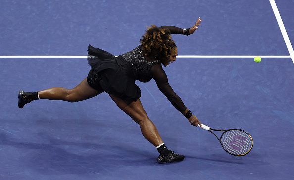 Serena Williams des États-Unis en action lors de son match le cinquième jour de l'US Open le 02 septembre 2022 dans le quartier Flushing de New York. Photo de Julian Finney/Getty Images.
