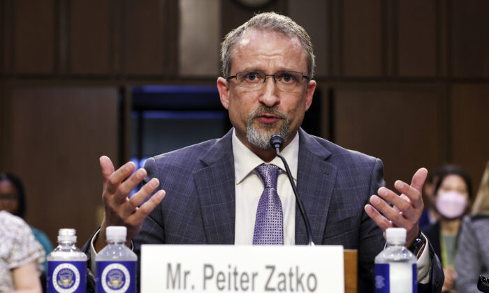 Peiter "Mudge" Zatko, ancien responsable de la cybersécurité chez Twitter devant la commission judiciaire du Sénat sur la sécurité des données chez Twitter, au Capitole à Washington, le 13 septembre 2022. (Kevin Dietsch/Getty Images)