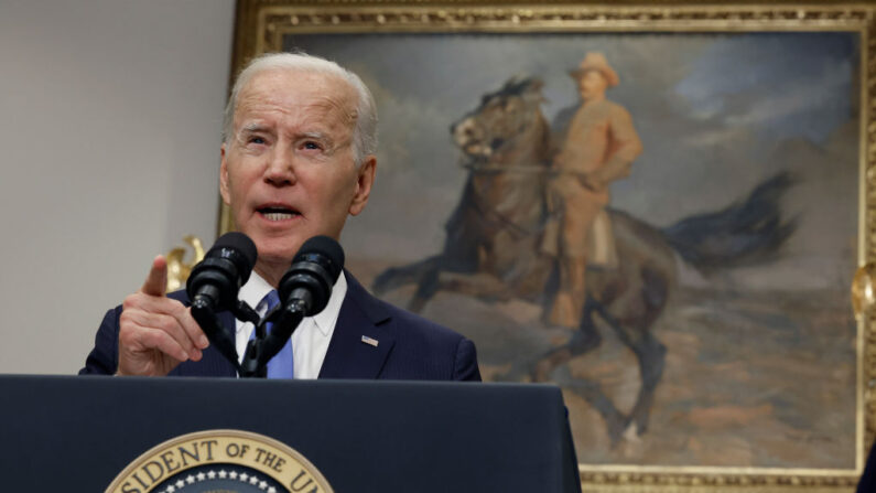 Le président des États-Unis, Joe Biden, prononce un discours sur la réponse du gouvernement fédéral à l'ouragan Ian dans la salle Roosevelt de la Maison Blanche, le 30 septembre 2022 à Washington, DC. (Photo by Chip Somodevilla/Getty Images)