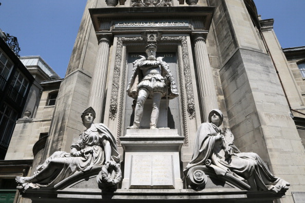 -Une statue sur la rue de Rivoli à Paris à l'amiral Gaspard de Coligny, décédé le 24 août 1572, un chef huguenot dans les guerres de religion françaises. Photo JACQUES DEMARTHON/AFP via Getty Images.