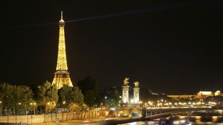 Crise énergétique: les monuments municipaux éteints la nuit à Paris dès ce vendredi