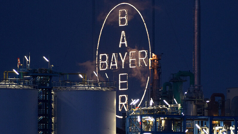 Le logo du géant allemand Bayer au-dessus de son usine, le 2 juin 2016 à Leverkusen. (Photo par Volker Hartmann/Getty Images)