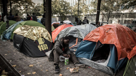 Évacuation à Paris d’un campement de jeunes migrants à Bastille après une épidémie de gale