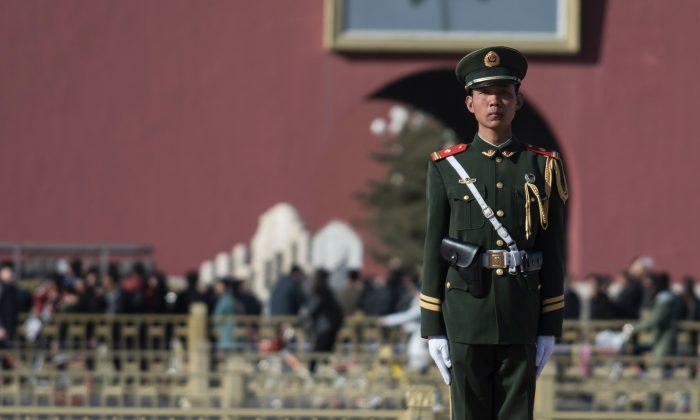 Garde paramilitaire pendant la session plénière de la Conférence consultative politique du peuple chinois au Grand Hall du peuple à Pékin, le 9 mars 2017. (Fred Dufour/AFP/Getty Images)