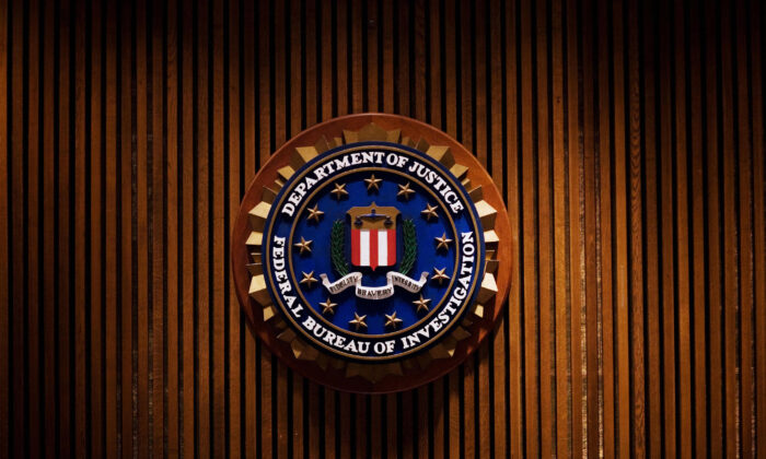 Logo du Federal Bureau of Investigation à l'intérieur du bâtiment du FBI J. Edgar Hoover à Washington, D.C., le 3 août 2007. (Mandel Ngan/AFP via Getty Images)