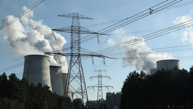 Des lignes à haute tension se dressent près des tours de refroidissement de la centrale électrique au charbon de Jaenschwalde, le 5 septembre 2017 près de Peitz, en Allemagne.(Photo by Sean Gallup/Getty Images)