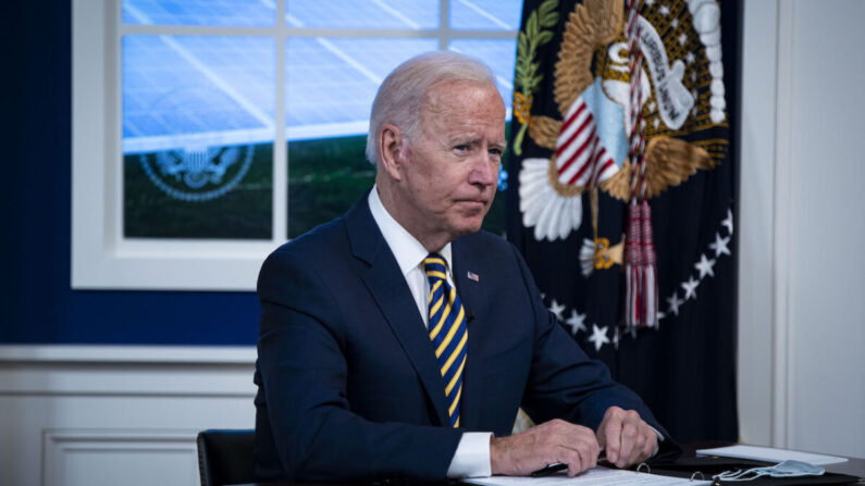 Le président Joe Biden lors d'une conférence téléphonique avec le Forum des économies majeures sur l'énergie et le climat dans l'auditorium de la cour sud du bâtiment Eisenhower Executive Office à Washington, le 17 septembre 2021. (Al Drago/Getty Images)