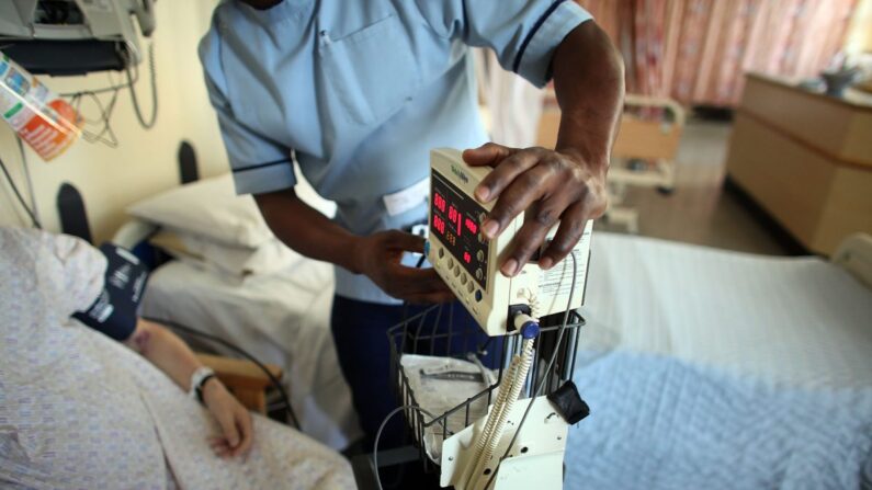 Patients en convalescence dans l'hôpital Queen Elizabeth à Birmingham, en Angleterre. (Christopher Furlong/Getty Images)