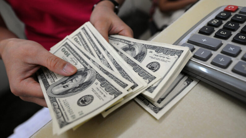 Billets de banque en dollars américains.(Hoang Dinh Nam/AFP via Getty Images)