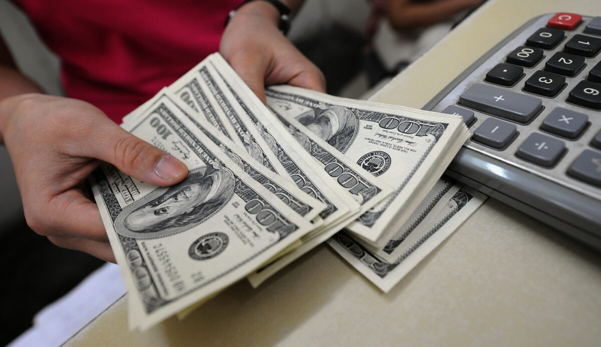 Rapport: les Américains ont perdu 4200 dollars de revenus annuels sous l'administration Biden