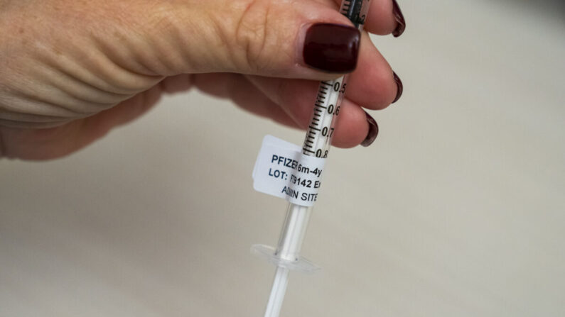 Une infirmière tient une seringue qui contient une dose du vaccin Pfizer Covid-19 pour les enfants de moins de 5 ans au centre médical de l'UW - Roosevelt à Seattle, Wash, le 21 juin 2022. (David Ryder/Getty Images)