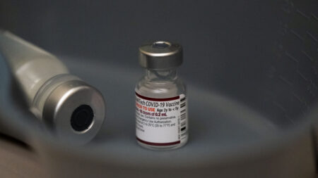 Un courriel interne révèle comment Pfizer a interrompu les essais cliniques sur les femmes enceintes des vaccins Covid