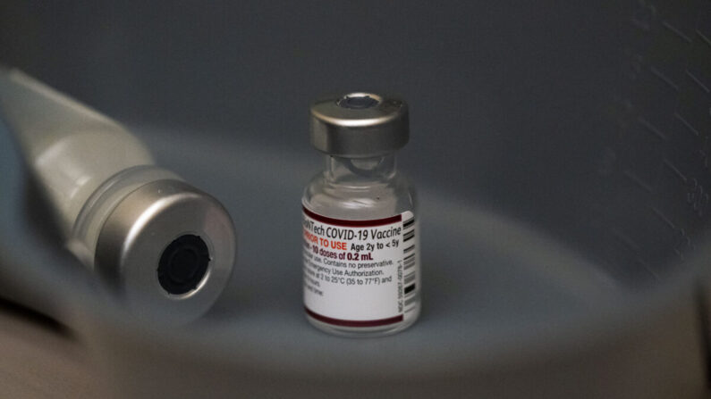 Flacon de vaccin Covid-19 de Pfizer, le 21 juin 2022. (David Ryder/Getty Images)