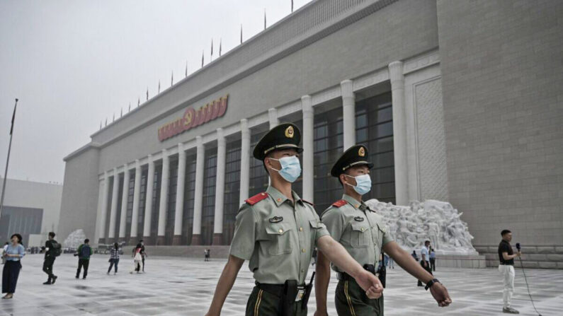 Policiers chinois devant le nouveau Musée du Parti communiste chinois à Pékin, le 25 juin 2021. (Kevin Frayer/Getty Images)