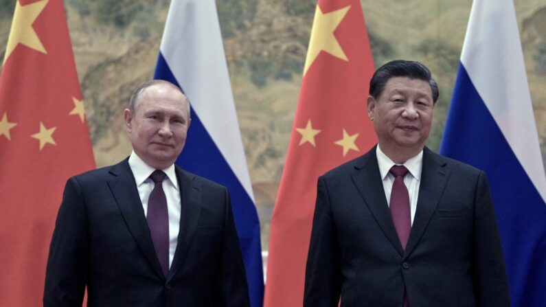Le dirigent chinois Xi Jinping rencontre le président russe Vladimir Poutine le jour de l’ouverture des Jeux olympiques d’hiver, à Pékin, le 4 février 2022. L’occasion a été marquée par une « déclaration commune » annonçant un partenariat « sans limites » entre la Chine et la Russie. (Alexei Druzhinin/Sputnik/AFP via Getty Images)