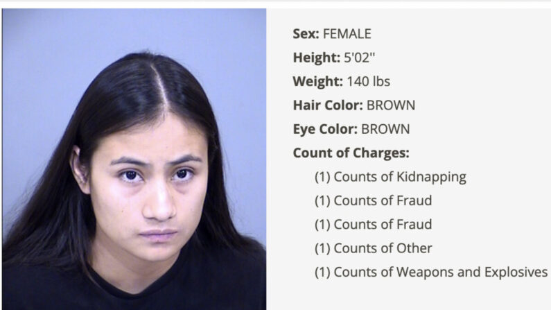 Tania Estudillo Hernandez, 24 ans, a été arrêtée et accusée de trafic d'êtres humains et de possession d'armes, à El Mirage (Arizona), le 23 septembre 2022. (Prison du comté de Maricopa)