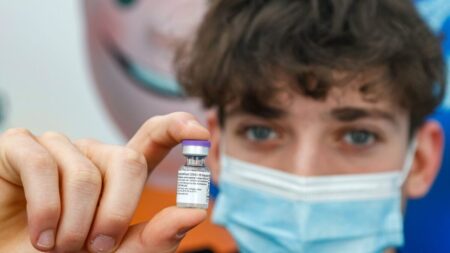 Un expert du MIT demande l’arrêt immédiat des vaccins Covid à ARNm: des preuves montrent un «niveau de préjudice sans précédent»