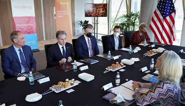 Le secrétaire d'État américain Antony Blinken (2e à gauche) participe à une table ronde sur les partenariats en matière de sécurité sanitaire dans la Cité biomédicale de Melbourne, où sera installé le nouveau centre thérapeutique mondial, le 10 février 2022. (Kevin Lamarque/Getty Images)