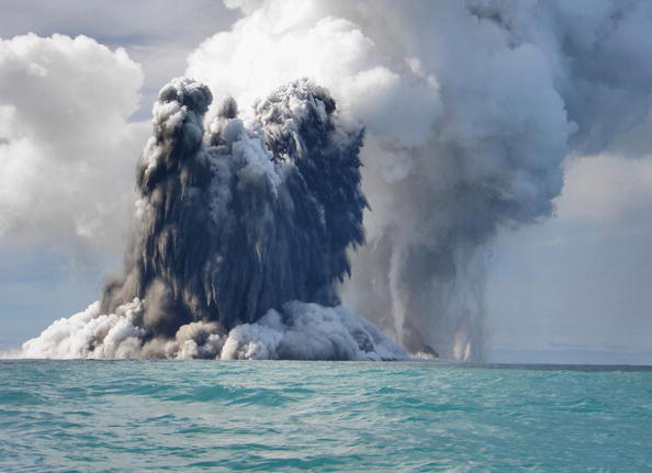 Pacifique : le volcan Hunga Tonga a éjecté une quantité record d'eau dans la stratosphère, ce qui pourrait avoir un effet sur le réchauffement climatique