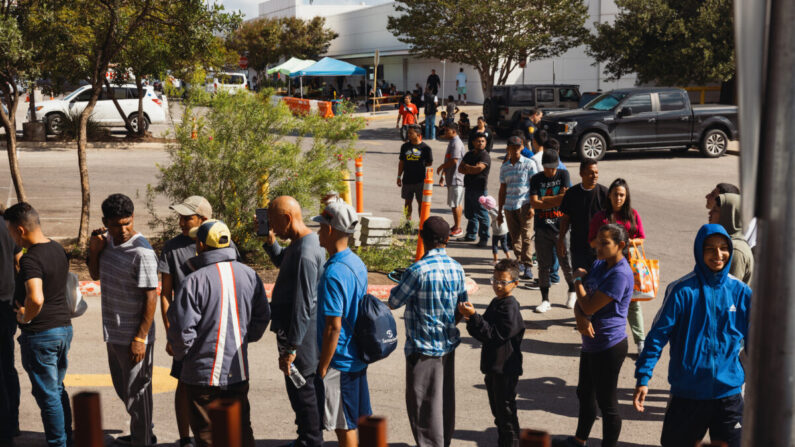 Demandeurs d'asile attendant pour recevoir des denrées alimentaires de l'association caritative catholique de San Antonio, au Texas, le 19 septembre 2022. (Jordan Vonderhaar/Getty Images)