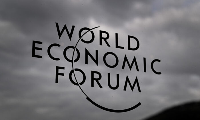 Logo du Forum économique mondial (FEM) au Centre des congrès à Davos, le 23 mai 2022. (Fabrice Coffrini/AFP via Getty Images)