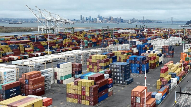 Conteneurs de marchandises au port d'Oakland, à Oakland, en Californie, le 21 juillet 2022. (Justin Sullivan/Getty Images)