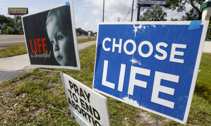 Des panneaux pro-vie à l'extérieur du All Women's Health Center de Clearwater, le 3 mai. La Cour suprême a invalidé l'arrêt Roe v. Wade de 1973 qui reconnaissait un droit constitutionnel à l'avortement. Les États peuvent désormais interdire cette procédure. (TNS)
