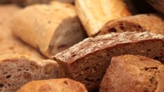 Gaspillage alimentaire: un Girondin recycle le pain rassis en farine grâce à une machine révolutionnaire de son invention