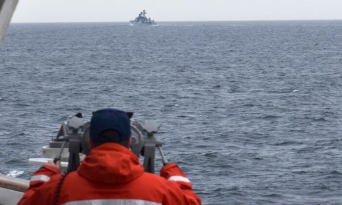 Un membre d'équipage de la Garde côtière observant un navire dans la mer de Béring, le 19 septembre. (Garde côtière américaine)