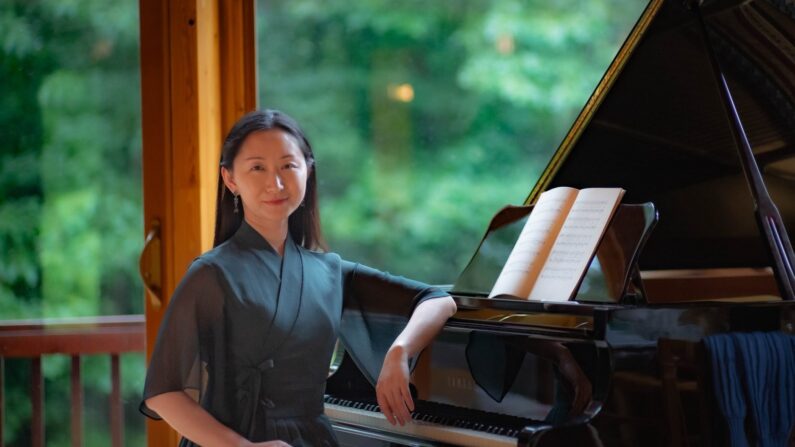 Qin Yuan, compositrice et pianiste de Shen Yun, a fait les arrangements de la composition spécialement commandée pour le 6e Concours international de piano. (Avec l'aimable autorisation de Qin Yuan)