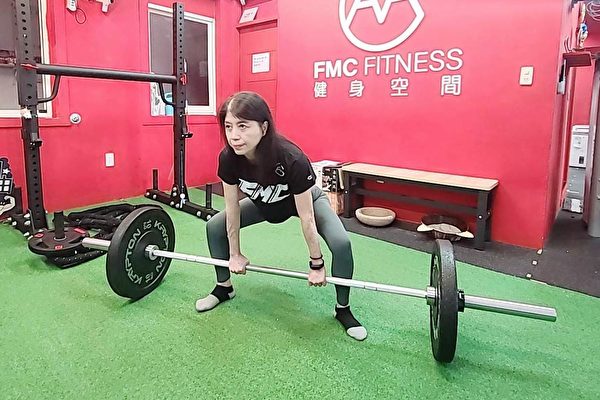 Jung Hua Chen fait de l'exercice dans la salle de sport avec l'aide de son fils, Daniel, un coach de fitness. (Avec l'aimable autorisation de Daniel, fondateur de FMC Fitness Space)
