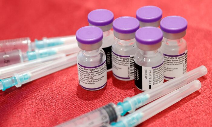 Seringues et flacons du vaccin Pfizer-BioNTech COVID-19 à Netanya, en Israël, le 5 janvier 2022. (JACK GUEZ/AFP via Getty Images)