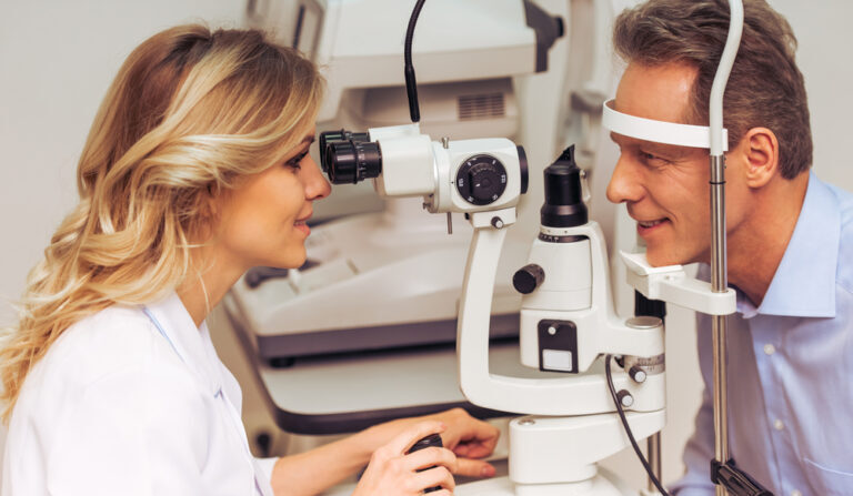 Il existe plusieurs remèdes naturels aux problèmes oculaires auxquels vous pouvez être confronté. Faites un bilan annuel et consultez votre ophtalmologiste pour déterminer ce qui pourrait vous convenir. (ShutterStock)