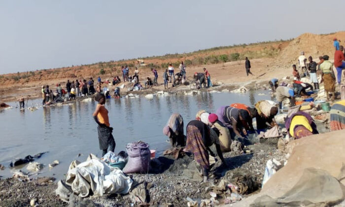Mineurs sur un site de nettoyage de cobalt dans la province de Lualaba, en République démocratique du Congo. (Northwestern Now)