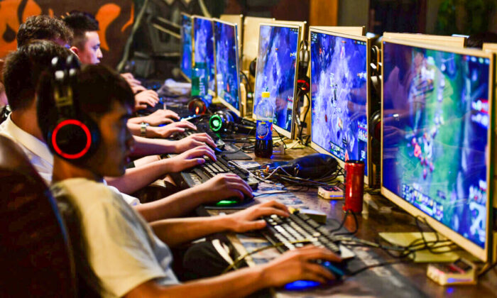 Des gamers, des joueurs en réseau dans un cybercafé de Fuyang, dans la province de l'Anhui, en Chine, le 20 août 2018. (Reuters/Stringer)