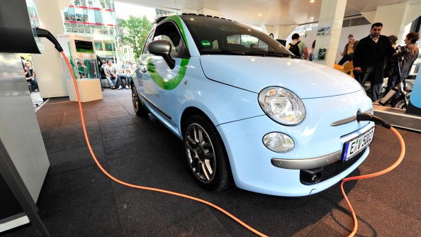Une voiture Fiat 500 à moteur électrique chargée à un "Electromobility Road Show" à Berlin. (Photo JOHN MACDOUGALL / AFP / Getty Images).