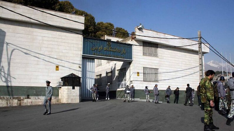 Entrée principale de la prison d'Evine à Téhéran. Image de Ehsan Iran Wikipédia.