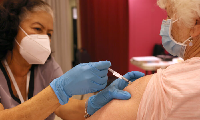 Une infirmière administre un vaccin de rappel Covid-19 dans une clinique à San Rafael, en Californie, le 6 avril 2022. (Justin Sullivan/Getty Images)