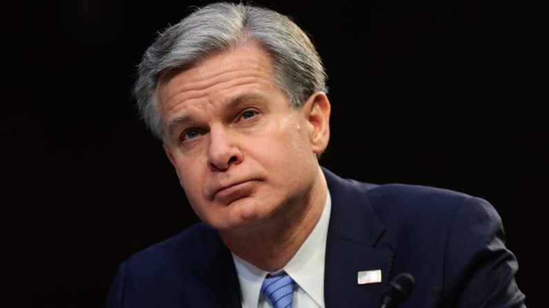 Le directeur du FBI Christopher Wray devant la commission sénatoriale du renseignement à Washington, le 10 mars 2022. (Kevin Dietsch/Getty Images)