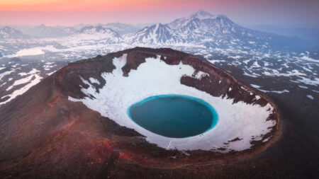 PHOTOS: «Entre feu et glace», les incroyables volcans et grottes de glace du Kamchatka, en Russie extrême-orientale